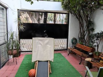 Casa con jardín y patio en esquina, con excelente potencial en Coapa