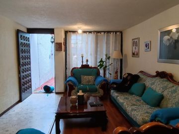 Casa con jardín y patio en esquina, con excelente potencial en Coapa