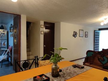 Casa con jardín y patio en esquina, con excelente potencial en Coapa