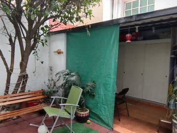 Casa con jardín y patio en esquina, con excelente potencial en Coapa
