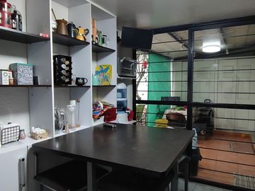 Casa con jardín y patio en esquina, con excelente potencial en Coapa