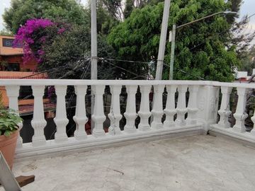 Casa con jardín y patio en esquina, con excelente potencial en Coapa