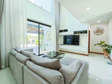 Modern house for Sale / Rent near 89 plaza, Varee international school, city center and Chiang Mai Airport.