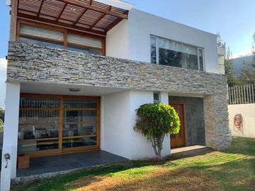 Casa moderna de venta en Cumbaya - sector  Yanazarapata - Ruta Viva