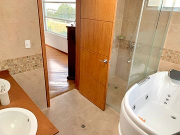 Casa moderna de venta en Cumbaya - sector  Yanazarapata - Ruta Viva