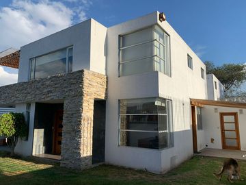 Casa moderna de venta en Cumbaya - sector  Yanazarapata - Ruta Viva