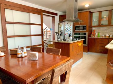 Casa moderna de venta en Cumbaya - sector  Yanazarapata - Ruta Viva