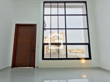 Villa Modelo de 2 Habitaciones con Diseño en Doble Altura y Cocina Americana en Urbanización Privada en Machala