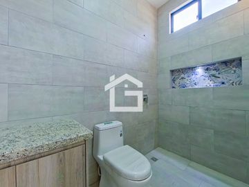 Villa Modelo de 2 Habitaciones con Diseño en Doble Altura y Cocina Americana en Urbanización Privada en Machala