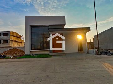Villa Modelo de 2 Habitaciones con Diseño en Doble Altura y Cocina Americana en Urbanización Privada en Machala