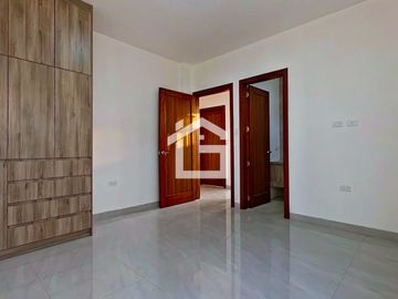 Villa Modelo de 2 Habitaciones con Diseño en Doble Altura y Cocina Americana en Urbanización Privada en Machala