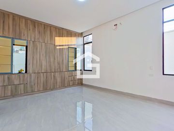 Villa Modelo de 2 Habitaciones con Diseño en Doble Altura y Cocina Americana en Urbanización Privada en Machala