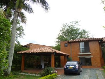 VENDO CONFORTABLE CASA CAMPESTRE SECTOR COLEGIO BRITISH SCHOOL
