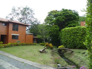 VENDO CONFORTABLE CASA CAMPESTRE SECTOR COLEGIO BRITISH SCHOOL