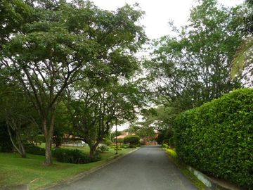 VENDO CONFORTABLE CASA CAMPESTRE SECTOR COLEGIO BRITISH SCHOOL