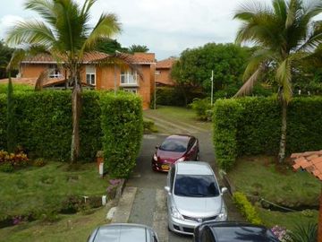 VENDO CONFORTABLE CASA CAMPESTRE SECTOR COLEGIO BRITISH SCHOOL