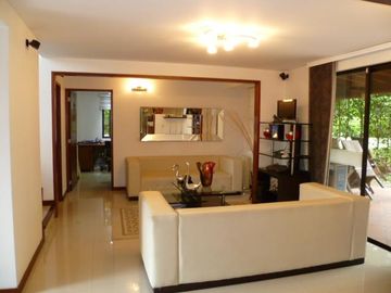 VENDO CONFORTABLE CASA CAMPESTRE SECTOR COLEGIO BRITISH SCHOOL