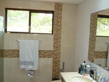 VENDO CONFORTABLE CASA CAMPESTRE SECTOR COLEGIO BRITISH SCHOOL