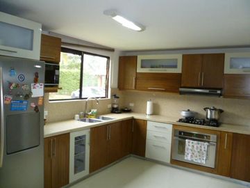 VENDO CONFORTABLE CASA CAMPESTRE SECTOR COLEGIO BRITISH SCHOOL