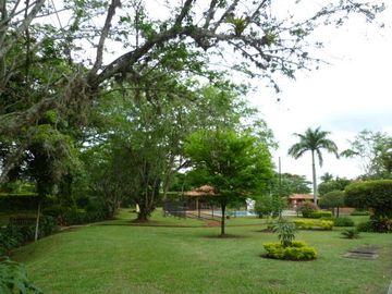 VENDO CONFORTABLE CASA CAMPESTRE SECTOR COLEGIO BRITISH SCHOOL