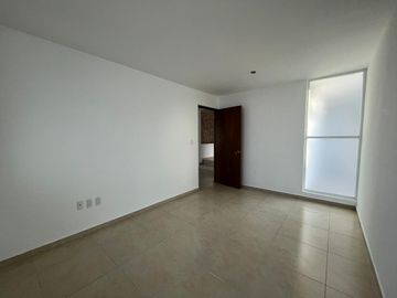 VENTA CASA  CON ESTUDIO EN PLANTA BAJA EN  GRAND JURIQUILLA QUERETARO