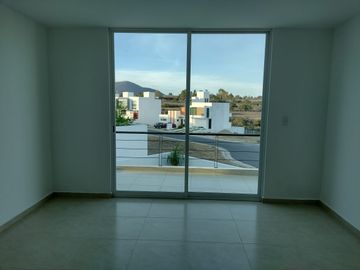 VENTA CASA  CON ESTUDIO EN PLANTA BAJA EN  GRAND JURIQUILLA QUERETARO