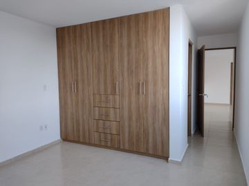 VENTA CASA  CON ESTUDIO EN PLANTA BAJA EN  GRAND JURIQUILLA QUERETARO