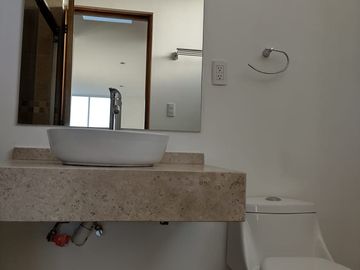VENTA CASA  CON ESTUDIO EN PLANTA BAJA EN  GRAND JURIQUILLA QUERETARO