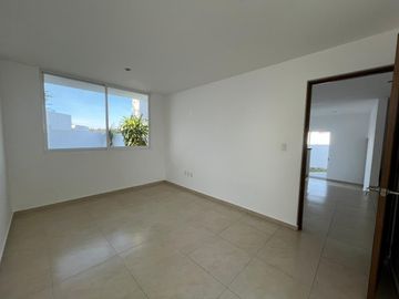 VENTA CASA  CON ESTUDIO EN PLANTA BAJA EN  GRAND JURIQUILLA QUERETARO