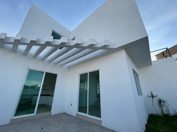 VENTA CASA  CON ESTUDIO EN PLANTA BAJA EN  GRAND JURIQUILLA QUERETARO