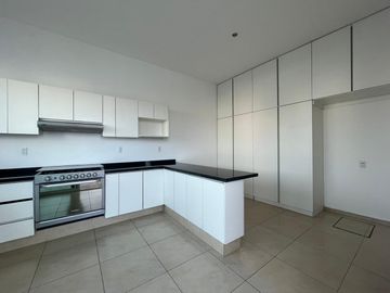 VENTA CASA  CON ESTUDIO EN PLANTA BAJA EN  GRAND JURIQUILLA QUERETARO