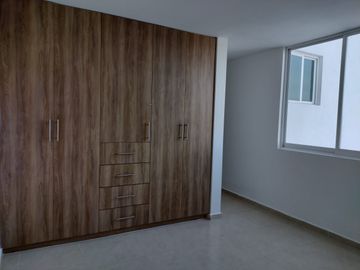 VENTA CASA  CON ESTUDIO EN PLANTA BAJA EN  GRAND JURIQUILLA QUERETARO