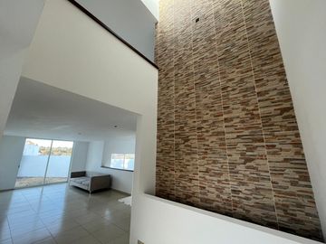VENTA CASA  CON ESTUDIO EN PLANTA BAJA EN  GRAND JURIQUILLA QUERETARO