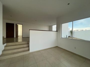VENTA CASA  CON ESTUDIO EN PLANTA BAJA EN  GRAND JURIQUILLA QUERETARO