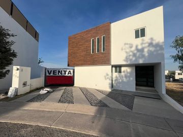 VENTA CASA  CON ESTUDIO EN PLANTA BAJA EN  GRAND JURIQUILLA QUERETARO