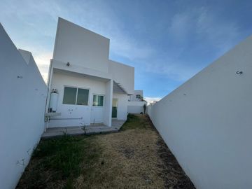 VENTA CASA  CON ESTUDIO EN PLANTA BAJA EN  GRAND JURIQUILLA QUERETARO