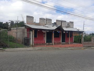 CHECA, vendo terreno 1.500m, con casa y local comercial, servicios básicos