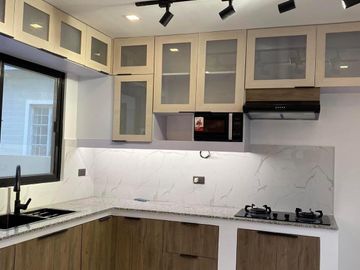 modern 3br house with parking