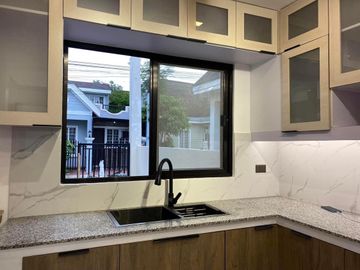 modern 3br house with parking