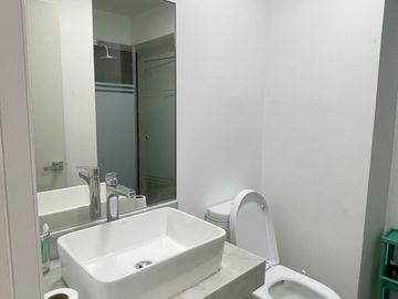 Elegante Departamento en Zona Empresarial con Conexiones Estratégicas