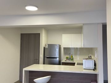 Elegante Departamento en Zona Empresarial con Conexiones Estratégicas