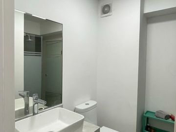 Elegante Departamento en Zona Empresarial con Conexiones Estratégicas
