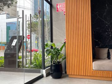 Elegante Departamento en Zona Empresarial con Conexiones Estratégicas