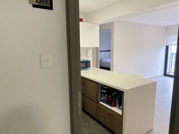 Elegante Departamento en Zona Empresarial con Conexiones Estratégicas