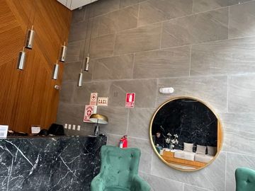 Elegante Departamento en Zona Empresarial con Conexiones Estratégicas