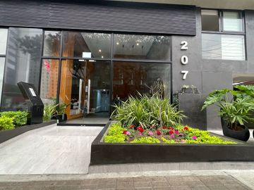Elegante Departamento en Zona Empresarial con Conexiones Estratégicas