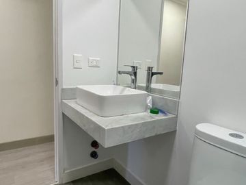 Elegante Departamento en Zona Empresarial con Conexiones Estratégicas
