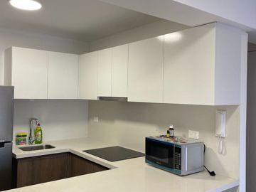 Elegante Departamento en Zona Empresarial con Conexiones Estratégicas