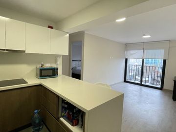 Elegante Departamento en Zona Empresarial con Conexiones Estratégicas