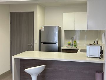 Elegante Departamento en Zona Empresarial con Conexiones Estratégicas